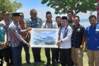 Gubernur Jambi Al Haris didampingi pj Bupati Kerinci Asraf menyerahkan bantuan Kapal pada pihak pengelola, seminggu beroperasi