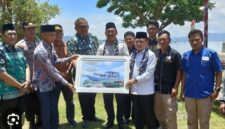 Gubernur Jambi Al Haris didampingi pj Bupati Kerinci Asraf menyerahkan bantuan Kapal pada pihak pengelola, seminggu beroperasi