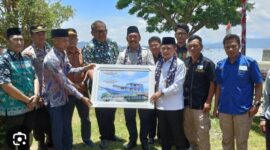 Gubernur Jambi Al Haris didampingi pj Bupati Kerinci Asraf menyerahkan bantuan  Kapal pada pihak pengelola, seminggu beroperasi 