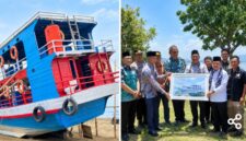 Bangkai Kapal Bantuan Gubenur Jambi Al Haris seharga Rp 1,2 Miliar, Hanya Seminggu berlayar  langsung Rusak, saat penyerahan Kapal pada pengelolaan Desa Tanjung Tanah  disaksikan Pj Bupati Asraf.