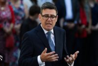 Perdana Menteri Inggris Andy Burnham turut mendorong masyarakat menyimpan persediaan makanan dan minuman