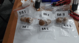 Barang bukti serbuk emas dibalut alat kontrasepsi hasil tangkapan personel Lanudal dan Beacukai di Bandara Internasional Juanda