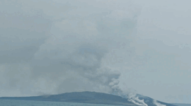 Arsip- Aktivitas Gunung Anak Krakatau di Perairan Selat Sunda, Kabupaten Lampung Selatan. (ANTARA/Riadi Gunawan)