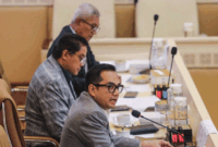 Ketua Komisi II DPR Rifqinizamy Karsayuda (depan) memimpin rapat dengar pendapat dengan Ombudsman di Kompleks Parlemen, Senayan, Jakarta, Selasa (29/9/2026).