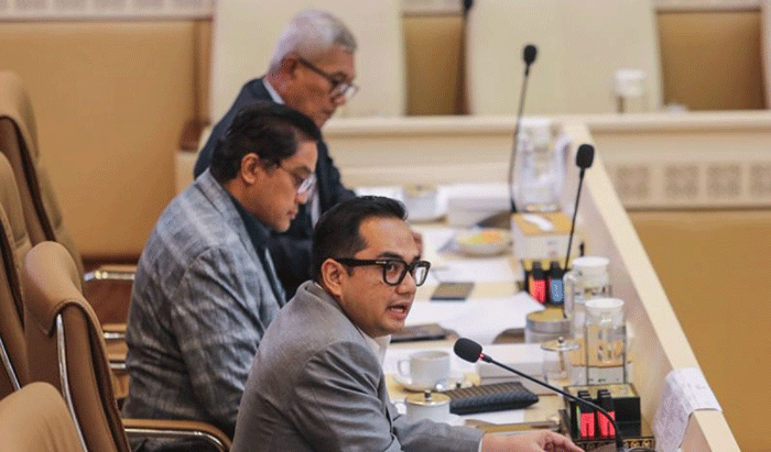 Ketua Komisi II DPR Rifqinizamy Karsayuda (depan) memimpin rapat dengar pendapat dengan Ombudsman di Kompleks Parlemen, Senayan, Jakarta, Selasa (29/9/2026).